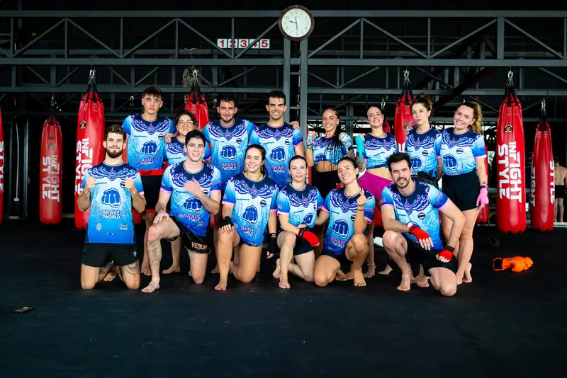 Grupo de viajeros de Brave The World en Tailandia